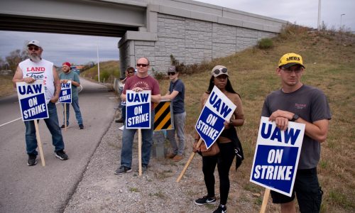 UAW ups strike against holdout GM