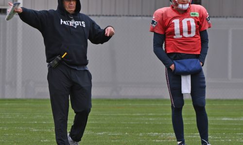 Three Patriots quarterbacks took first-team reps in bye week practice