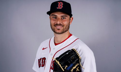 Red Sox bring back injured reliever on minor league deal