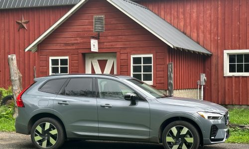 Volvo XC60 lights it up with the 2023 recharge