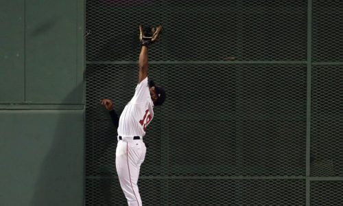 Former Red Sox Gold Glove outfielder shuts down retirement reports