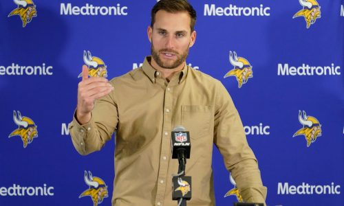 Injured Vikings quarterback Kirk Cousins shows off his ‘Dad Swag’ on ‘ManningCast’