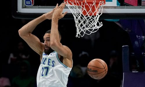 Timberwolves find way to hold off Charlotte