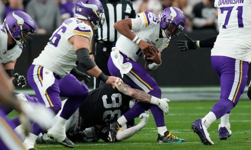 Nick Mullens replaces Josh Dobbs at QB to lead Vikings over Raiders 3-0