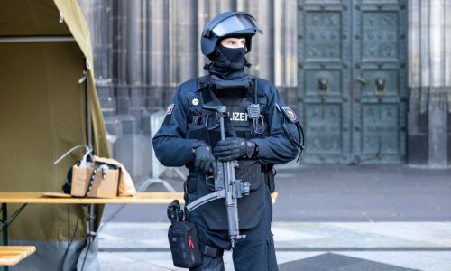 Suspects detained in Cologne Cathedral attack threat