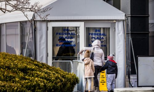 Recortes presupuestales del alcalde impactarán servicios legales y clases de inglés para inmigrantes de la ciudad