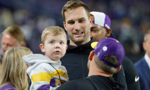 Vikings quarterback Kirk Cousins goes shirtless before game against Packers