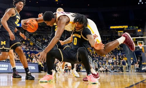 Men’s basketball: Gophers earn first road win at Michigan