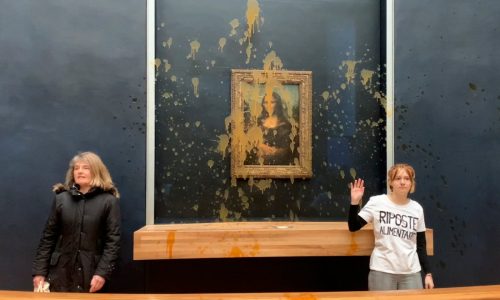 Climate activists throw soup at the Mona Lisa 