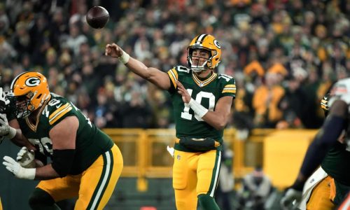 Love comes through as Packers beat Bears 17-9 to clinch playoff berth