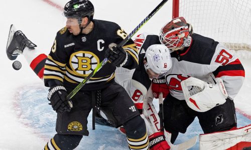 Bruins grind out 3-0 win over Devils