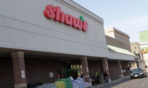 Feds sue to block merger of grocery giants