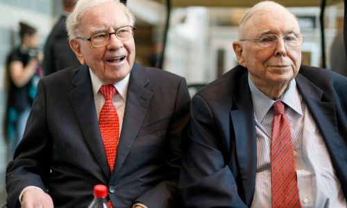 Warren Buffett tells investors to ignore Wall Street pundits