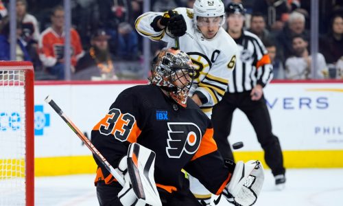 Bruins drop road game to Flyers, 3-2, on late goal