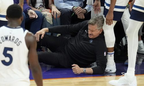 Timberwolves coach Chris Finch suffers ruptured right patellar tendon as Minnesota completes sweep of Suns