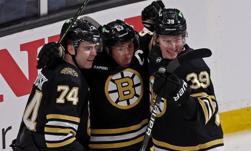 Bruins, Jeremy Swayman take Game 1 from Toronto, 5-1