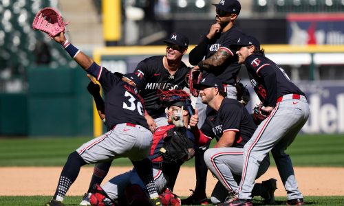 Twins rally past White Sox for 10th straight victory