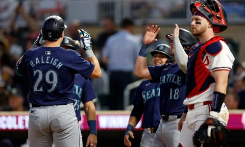 Mariners break tie with four in the ninth to beat Twins, 10-6