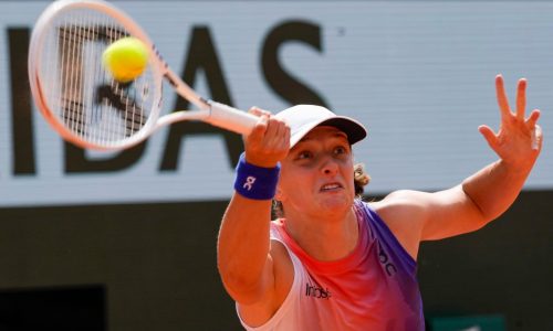 Iga Swiatek defeats Coco Gauff to reach the French Open final as she seeks a third straight title