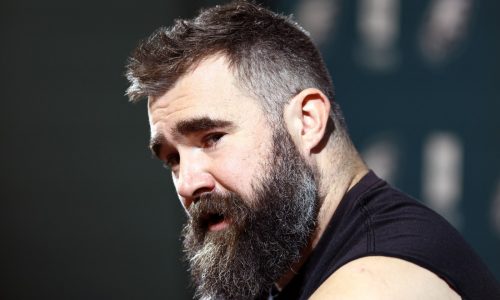 Jason Kelce spoofs critic by saying he never washes his feet