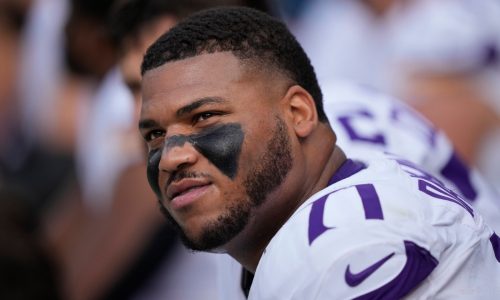 Vikings agree to contract extension with star left tackle Christian Darrisaw