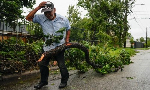 2M without power as Beryl lashes Texas coast 