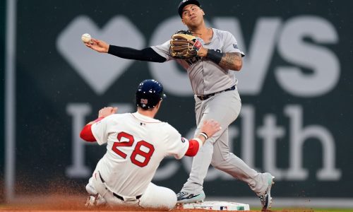 Red Sox lose sluggish, error-laden finale to Yankees 8-2