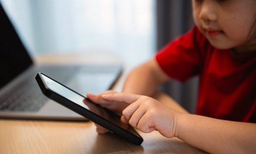 More parents ignore advice on screen time for children
