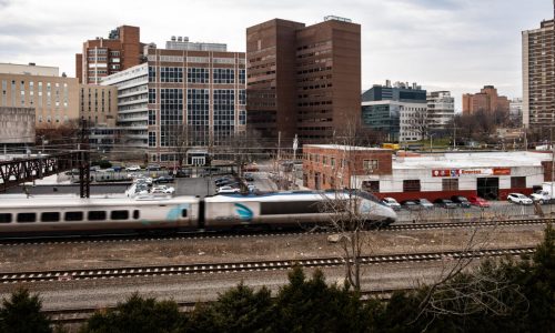 Concejo aprueba rezonificación de 7.000 nuevas viviendas en alrededores de futuras estaciones de tren del Este del Bronx