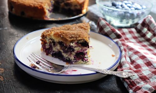 Gretchen’s table: Blueberry crumble coffee cake is the perfect food to stow for vacation