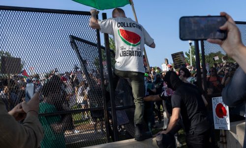 Protesters break through gate at DNC 