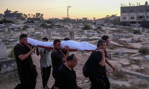 As Gaza death toll passes 40,000, corpses are buried in yards, streets, tiered graves