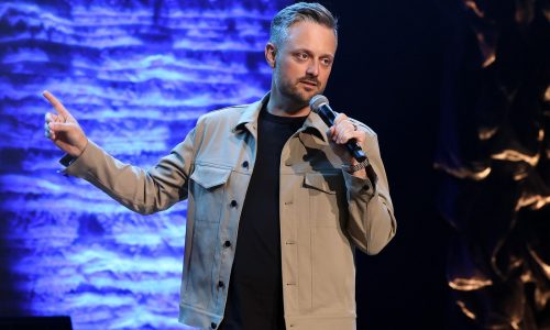 Grandstand review: Nate Bargatze entertains sold-out crowd with his everyman humor