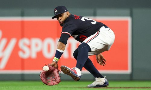 Carlos Santana looking to make good on promise to his mother, win Gold Glove Award