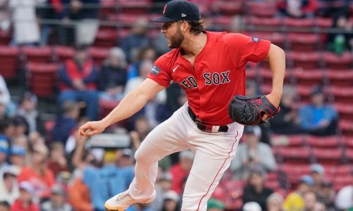 Red Sox sweep Twins doubleheader on big blast from Gonzalez and Crawford’s career night