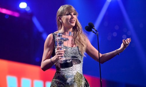Taylor Swift shouts out boyfriend Travis Kelce at VMAs
