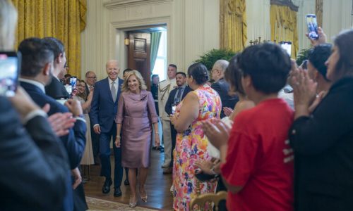 Lo que necesita saber sobre: ¿Cómo cónyuges indocumentados pueden aplicar al programa Manteniendo a las Familias Unidas?