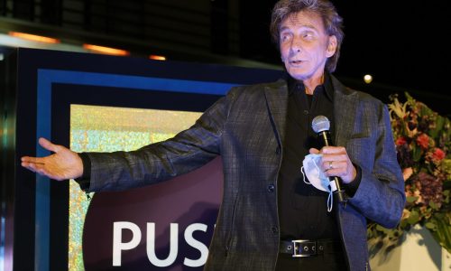 Barry Manilow cancels Las Vegas show during performance
