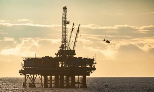 US Oil Posts Biggest Weekly Gain in 2 Years Amid Middle East Tensions