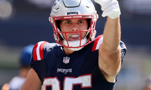 Patriots name tight end Hunter Henry as replacement captain