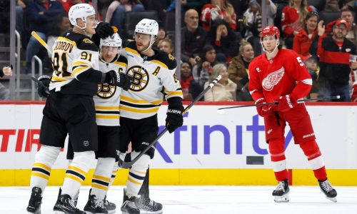 Bruins grind out 2-1 win over Red Wings