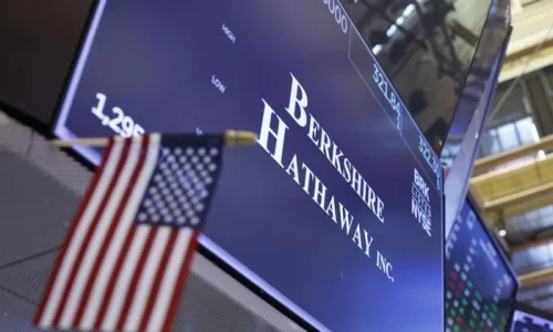 Warren Buffett Is Sitting on Over $325 Billion Cash as Berkshire Hathaway Keeps Selling Apple Stock