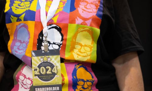 Berkshire Hathaway continues to unload Apple, Bank of America stock for billions in cash