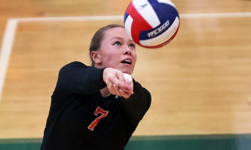 Ipswich secures 4th straight volleyball crown, beats Bellingham