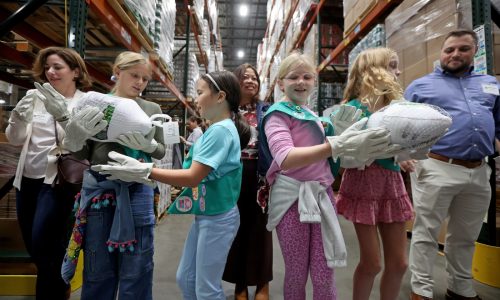 Boston gets into the holiday spirit at annual Food Bank ‘Chain of Giving’