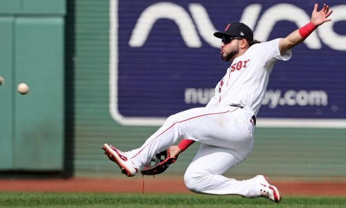 Red Sox rookie Abreu joins elite club with Gold Glove win