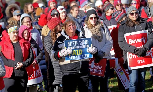 10,000 students in 3 North Shore towns to remain home as teachers strikes head into another week