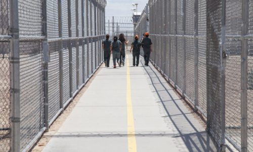 PODCAST: ¿Por qué demandaron ley para que se investiguen condiciones de salud en centros de detención de California?