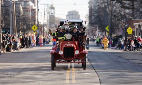 Santa stops in Quincy to march with residents in annual Christmas Parade