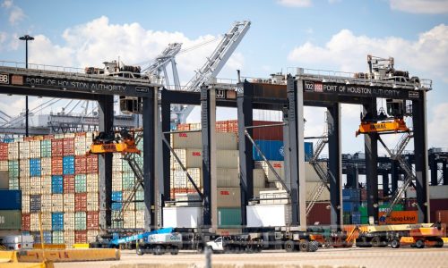 Longshoremen reach tentative agreement with ports, shippers, averting a potential strike